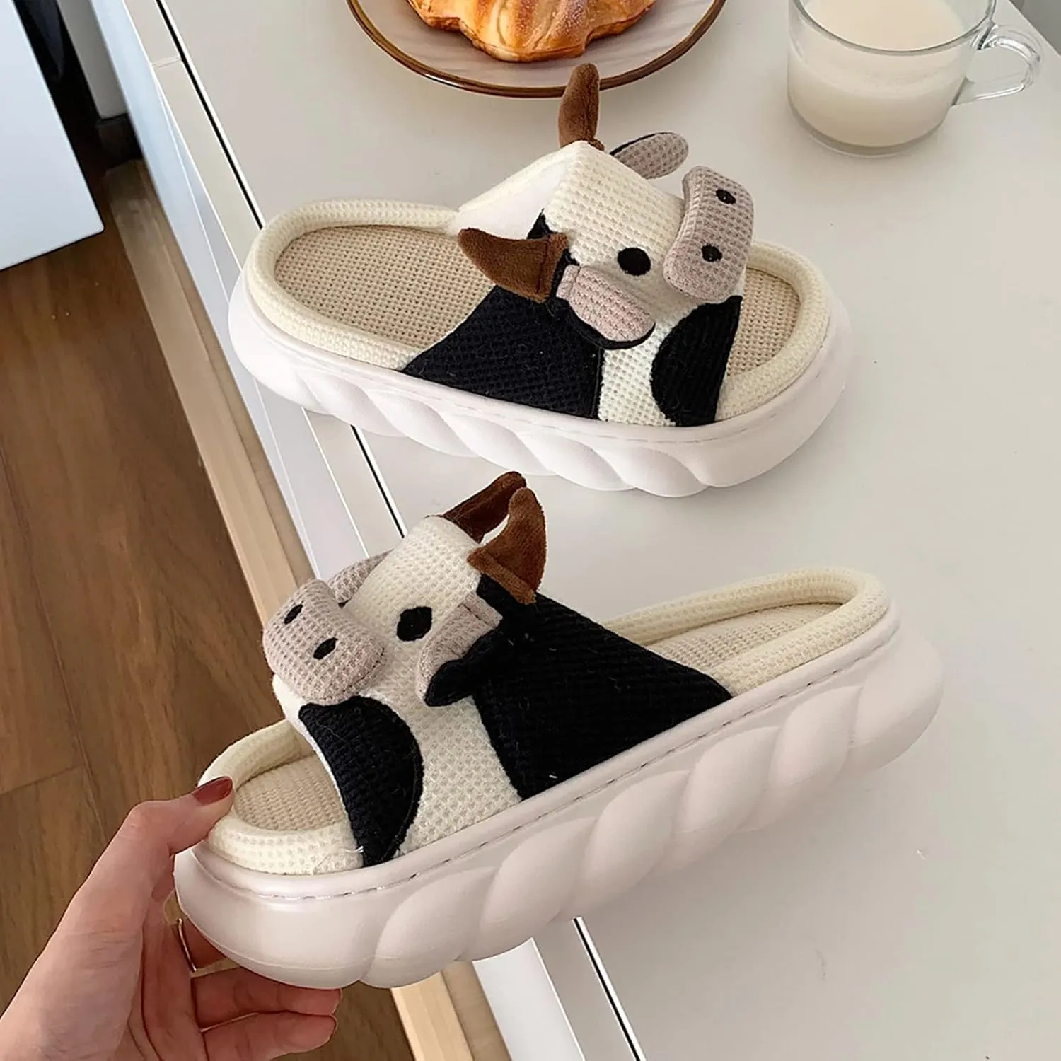 Cow Slides Slippers Unisex Adult Sandals Winter Indoor Outdoor Slippers，Cartoon Fluffy Cotton Non-Slip Slippers Cute Soft Plush Sandals