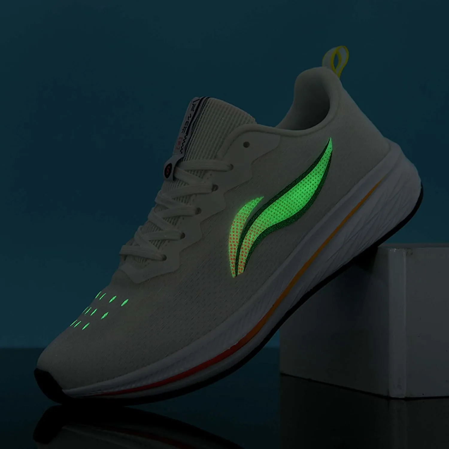 Unisex Sports Running Shoes Lightweight Breathable Sneakers Non-Slip Cushioning Racing Tennis Fitness Casual Sneakers Street Personalized Fluorescent Casual Walking Shoes